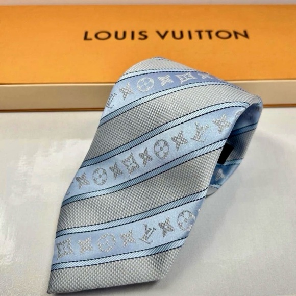 🎁PASTEL BEAUTY🎁🆕💯 ICONIC LOUIS VUITTON POWDER BLU LRG MONOGRAM STRIPES TIE🔥 - Picture 3 of 17